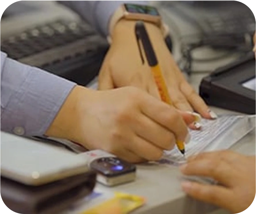 Proceso de firma de contrato para obtener préstamo prendario