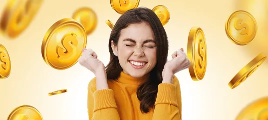 Joven emocionada ganando premios por refrendar su préstamo en casa de empeño