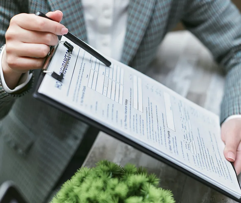 Persona revisando detalles de promoción relacionada con empeño